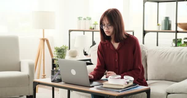 Inblandad Sitt Arbete Sitter Tonårstjej Soffan Vardagsrummet Och Skriver Sin — Stockvideo