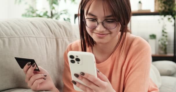 Zaabsorbowany Zakupami Online Nastolatka Siedzi Telefonem Ręku Pilnie Dokonując Zakupów — Wideo stockowe