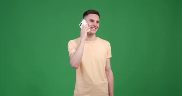 Dost Canlısı Beyaz Bir Adam Canlı Yeşil Ekran Arka Planına — Stok video