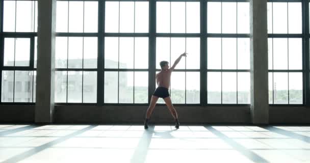 Yetenekli Beyaz Erkek Dansçı Yüksek Topuklularla Caz Funk Sanatını Fethediyor — Stok video