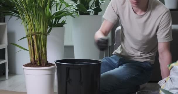 白种人在一个大花盆里加入了膨胀的粘土球团 通过精心培育 他将轻质多孔的粘土球倒入锅中 为植物提供排水和曝气 — 图库视频影像