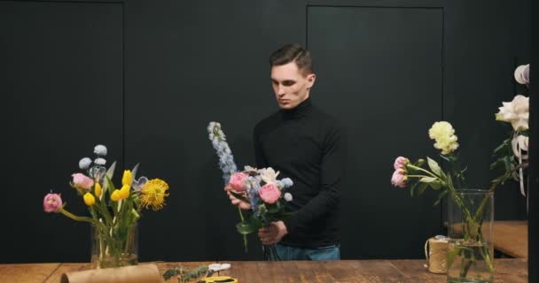 Manlig Blomsterhandlare Minutiöst Skapa Hisnande Bukett Blommorna Händer Flytta Med — Stockvideo