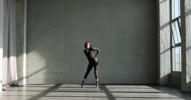 Professional Caucasian Dancer Shines Brightly High Heels Black Bodysuit High — Stock Video