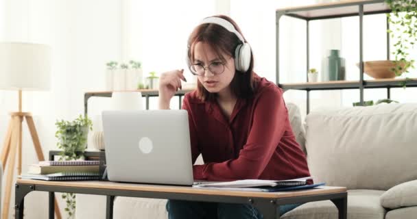 Elmerülve Tanulmányaiban Egy Tinédzser Lány Fülhallgatót Visel Miközben Figyelmesen Részt — Stock videók
