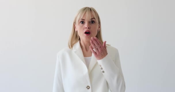 Běloška Čistém Bílém Pozadí Nesouhlasně Potřásá Hlavou Její Rozhodný Výraz — Stock video