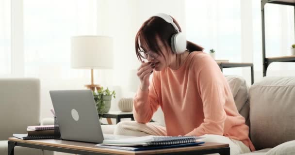 Estado Espanto Uma Adolescente Usando Fones Ouvido Utiliza Seu Laptop — Vídeo de Stock