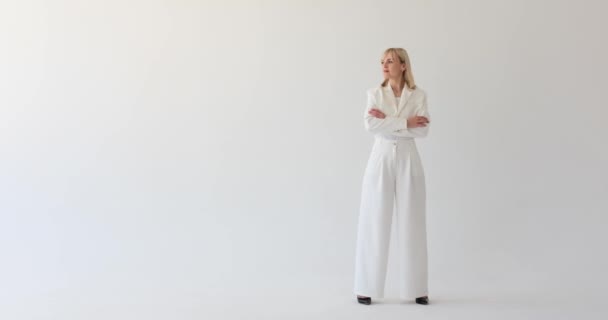 Confident Businesslike Woman Dressed Formal Attire Standing Pristine White Backdrop — Stock Video