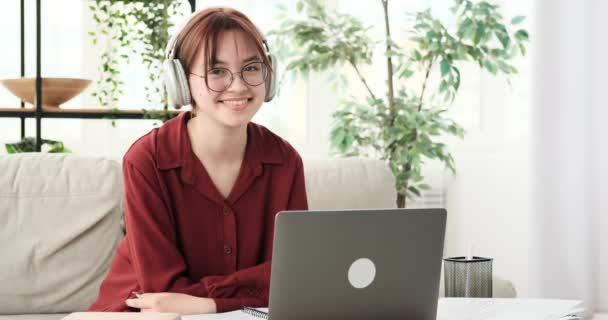 Nastoletnia Dziewczyna Nosząca Słuchawki Trzymająca Laptopa Wpatruje Się Aparat Jasnym — Wideo stockowe