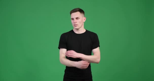 Canlı Bir Yeşil Perde Arkaplanında Düşünceli Bir Beyaz Adamın Portresi — Stok video