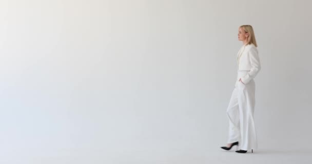 Modaya Uygun Şık Bir Kadın Temiz Beyaz Bir Arka Planda — Stok video