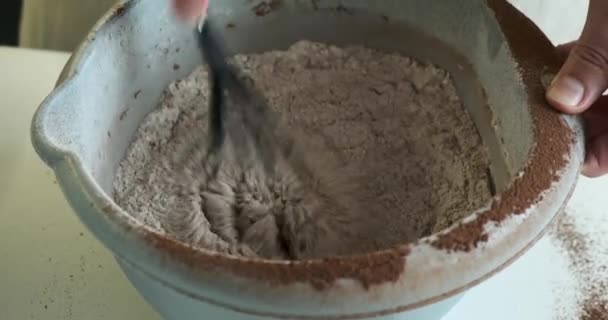 Człowiek Umiejętnie Łyka Kakao Mąkę Kuchni Dzięki Skoncentrowanemu Spojrzeniu Zręcznym — Wideo stockowe