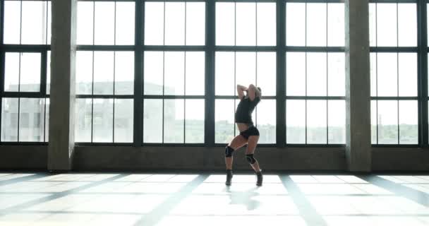 Beyaz Dansçı Büyüleyici Sihrini Yüksek Topuklularla Serbest Bırakıyor Pencere Çerçevesine — Stok video