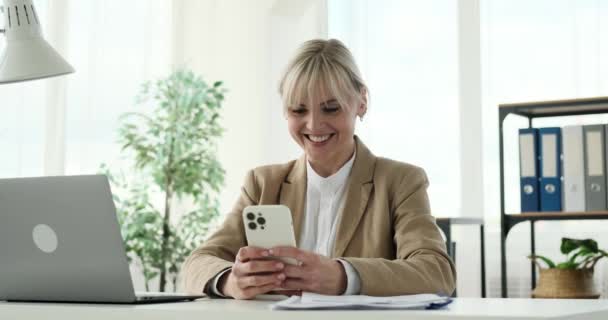 Man Sieht Eine Frau Die Arbeitsplatz Lächelt Und Ihr Handy — Stockvideo
