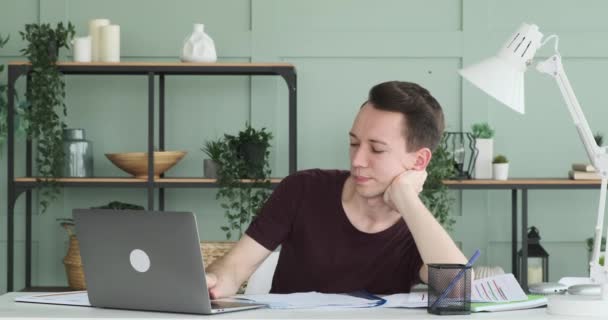 Pracownik Biurowy Wydaje Się Wyraźnie Znudzony Odłączony Gdy Pisze Laptopie — Wideo stockowe