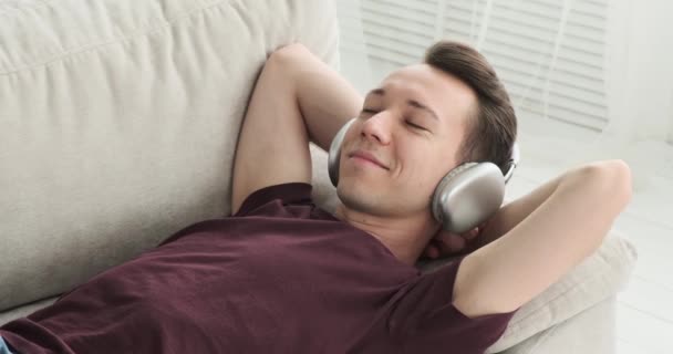 Kafkasyalı Bir Adam Oturma Odasındaki Kanepede Uzanmış Müzik Dinlerken Yüzünde — Stok video