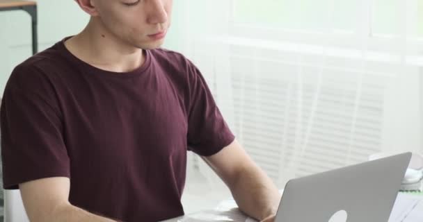 Этой Созерцательной Сцене Молодой Бизнесмен Печатает Своем Ноутбуке Потерявшись Мыслях — стоковое видео