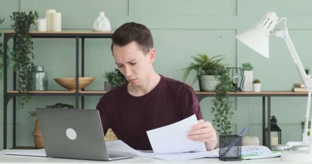 在这个严肃的场景中 一个企业家被描绘成坐在写字台前 勤勤恳恳地做文书工作 但他的脸却显示出失望和沮丧的迹象 — 图库视频影像