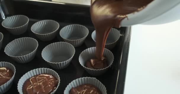 Mens Vult Een Siliconen Mal Met Chocoladebeslag Uit Een Kom — Stockvideo