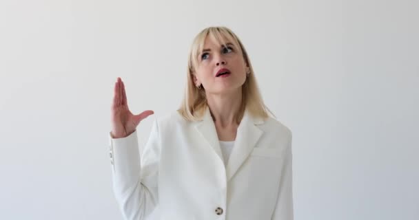 Nespokojená Žena Vidět Čistém Bílém Pozadí Vyjadřuje Svou Nespokojenost Blah — Stock video