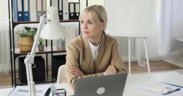 Mulher Empresária Caucasiana Está Sentada Seu Local Trabalho Olhando Pela — Vídeo de Stock