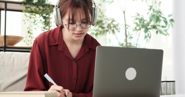 Envolvida Uma Videochamada Uma Adolescente Toma Notas Capturando Informações Insights — Vídeo de Stock