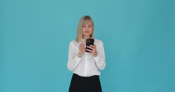 Překvapená Žena Vidět Procházení Telefonu Klidném Modrém Pozadí Její Výraz — Stock video