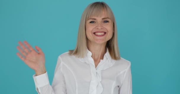 Φιλική Και Φιλόξενη Γυναίκα Φαίνεται Κουνώντας Χέρι Της Ένα Γαλήνιο — Αρχείο Βίντεο