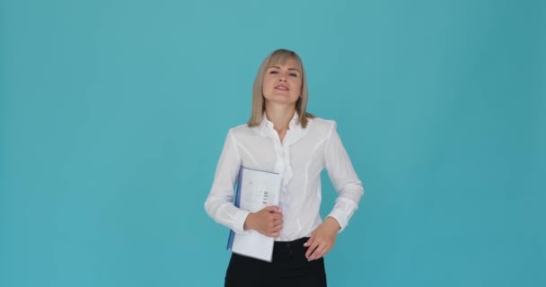 Femeie Afaceri Încrezătoare Este Portretizată Notebook Mână Fundal Albastru Comportamentul — Videoclip de stoc