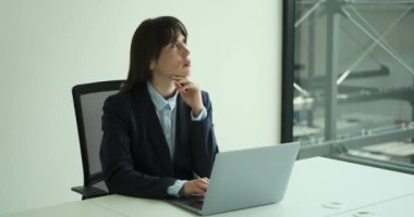 Odaklanmış ve kararlı bir kadın olarak işi sırasında bir anlık bir dehayı deneyimliyor. Yoğun konsantrasyonu belli oluyor ve aniden bir ilham kıvılcımı onun ifadesini aydınlatıyor..