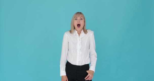 Mulher Caucasiana Com Uma Expressão Espantada Mostrando Surpresa Fundo Azul — Vídeo de Stock