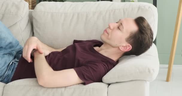 Esta Escena Cansada Somnolienta Hombre Capturado Durmiendo Sofá Sala Estar — Vídeo de stock