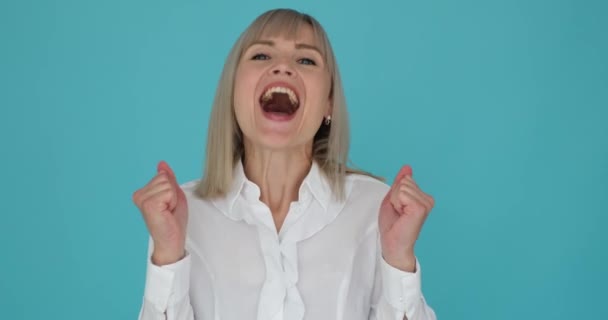 행복과 흥분으로 코카서스 평온한 파란색 배경에 와우를 그녀의 열광적인 표현과 — 비디오