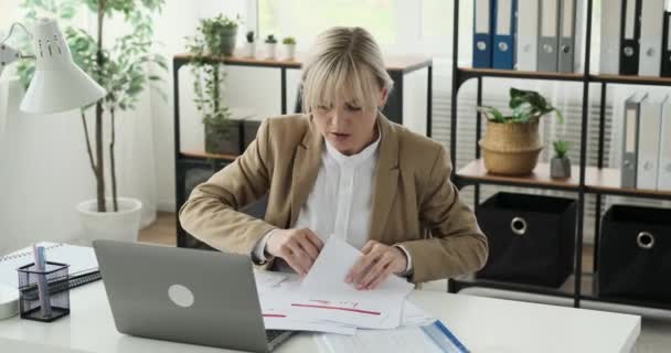 Meşgul Kadını Aceleyle Belgelerle Çalışırken Gösteriliyor Yoğunluğundan Bunalıyor Görevleri Aceleye — Stok video