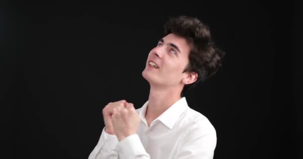 Šťastný Běloch Viděn Jak Bezstarostně Tančí Černém Pozadí Jeho Tvář — Stock video