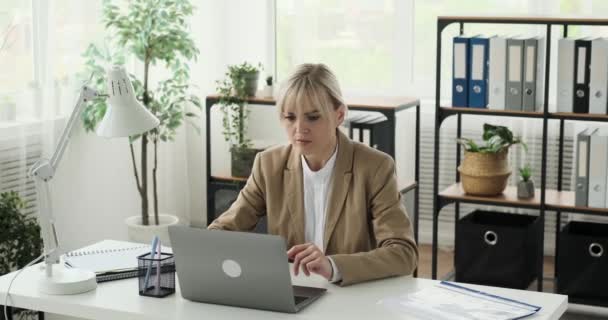 Nešťastná Žena Zažívá Neúspěch Když Pracuje Svém Notebooku Výrazem Zklamání — Stock video