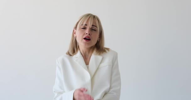 Eine Erschöpfte Kaukasische Frau Ist Vor Reinem Weißen Hintergrund Sehen — Stockvideo