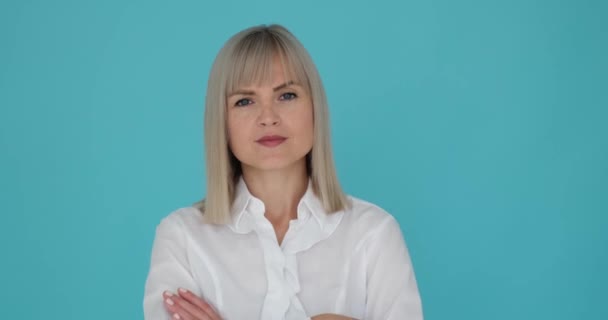 Portrait Une Femme Affaires Sérieuse Sans Sourire Sur Fond Bleu — Video
