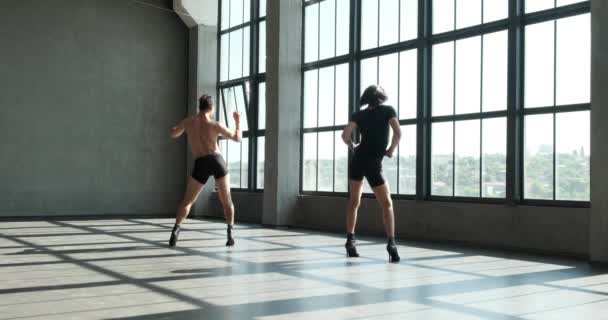 Δύο Ταλαντούχοι Άντρες Χορευτές Επιδεικνύουν Πάθος Και Τις Ικανότητές Τους — Αρχείο Βίντεο