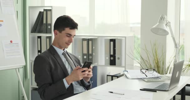 Empresário Caucasiano Positivo Que Está Navegando Telefone Durante Sua Pausa — Vídeo de Stock