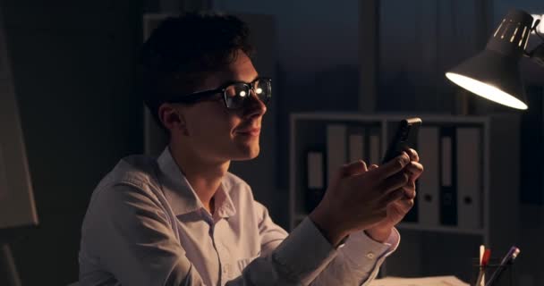 Diligent Empresário Está Absorvido Mensagens Texto Seu Telefone Enquanto Sentado — Vídeo de Stock