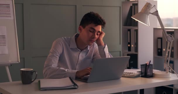 지루한 사업가는 사무실 책상에서 여전히 자신을 직장에서 Engrossed 하루의 착용은 — 비디오