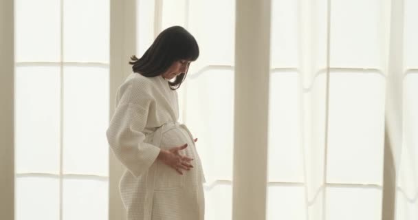 Gravid Kvinna Upplever Sammandragningar Och Lugnt Promenader Runt Hennes Sovrum — Stockvideo