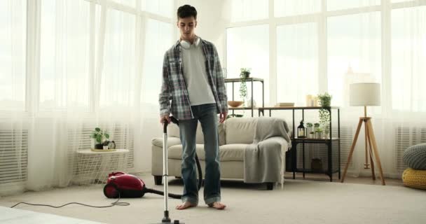 Joven Usando Una Aspiradora Para Limpiar Sala Estar Con Eficiencia — Vídeos de Stock