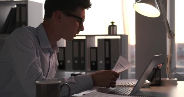 Pracowity Pracownik Biurowy Spieszy Się Zadaniami Otoczony Stosem Papierów Godziny — Wideo stockowe