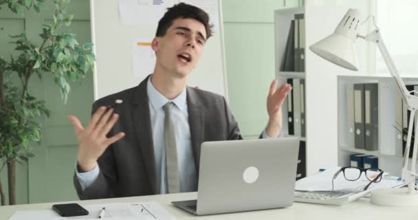Der Energiegeladene Geschäftsmann Wird Beim Tanzen Seinem Schreibtisch Büro Erwischt — Stockvideo