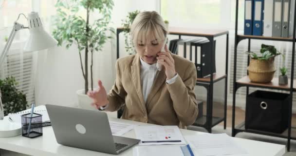 Femeia Afaceri Este Prezentată Multitasking Biroul Angajează Într Conversație Telefonică — Videoclip de stoc