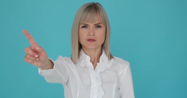 Μια Λευκή Γυναίκα Κουνάει Δάχτυλό Της Αποδοκιμαστικό Τρόπο Ένα Γαλήνιο — Αρχείο Βίντεο