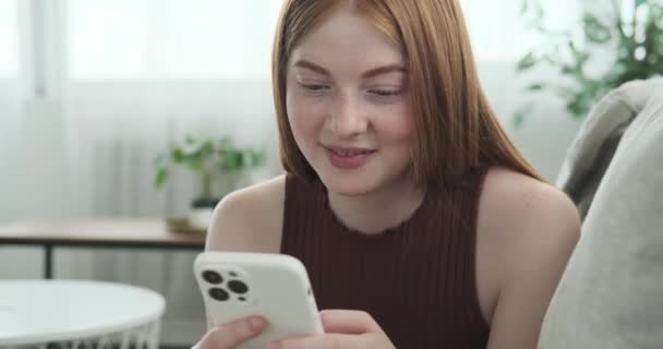 Potret Ini Menangkap Senyum Gemerlap Seorang Gadis Remaja Saat Senang — Stok Video