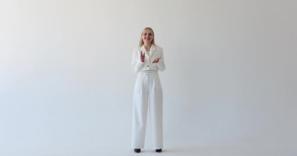 Mulher Vestida Com Terno Branco Fica Pano Fundo Branco Limpo — Vídeo de Stock