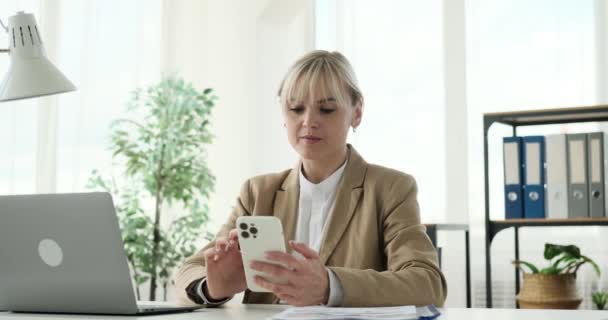 Mujer Oficina Está Usando Teléfono Repente Sorprende Exclamando Wow Expresión — Vídeo de stock